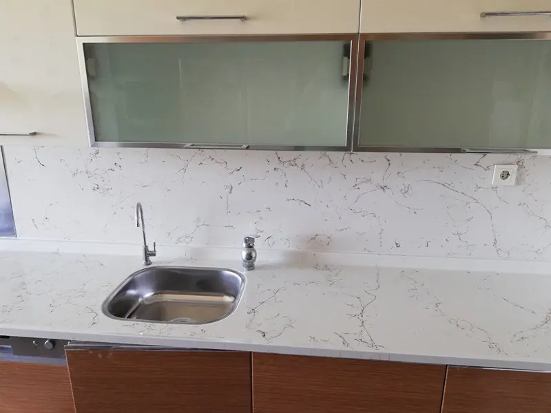 Mermer Desenli Poligranit Döküm Mutfak Tezgahı Modern Tasarım Örneği