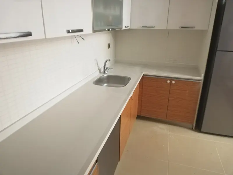 Beyaz Mermerit Tezgah Plaka Görünümü