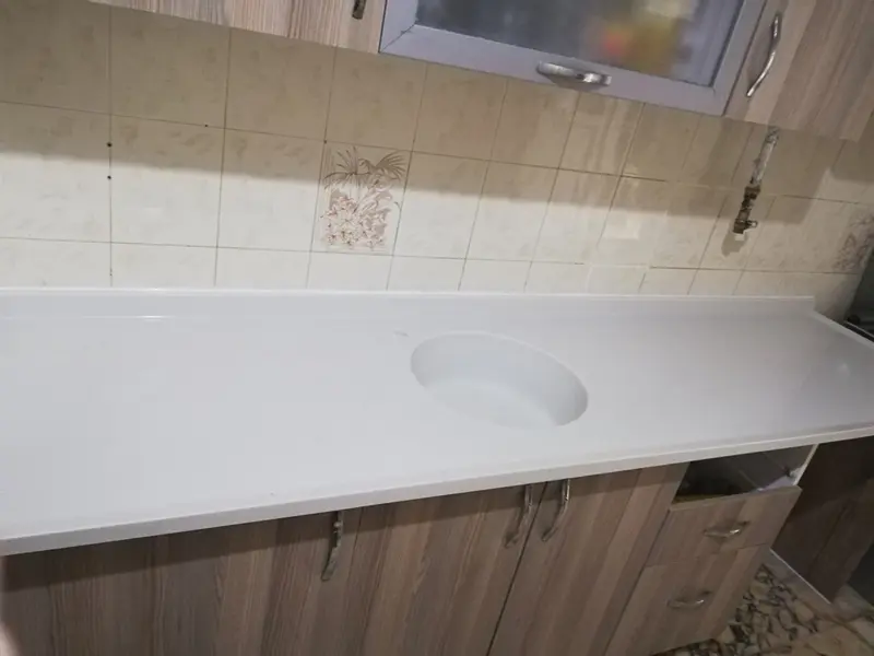 Beyaz Mermerit Tezgah Renk ve Doku Detayı